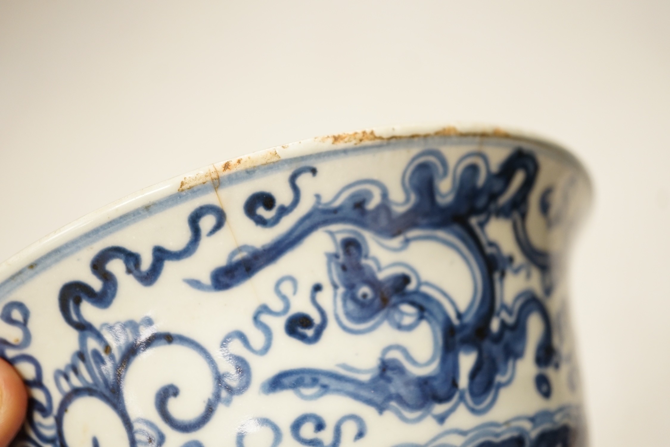 A Chinese Ming dynasty blue and white bowl, 17cm